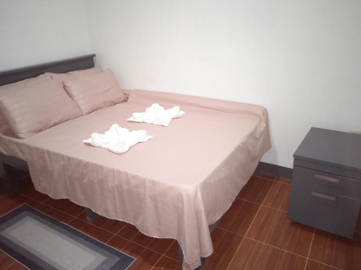 Sarah'S Garden Bnb & Spa Bed and Breakfast Clarin  Exterior foto